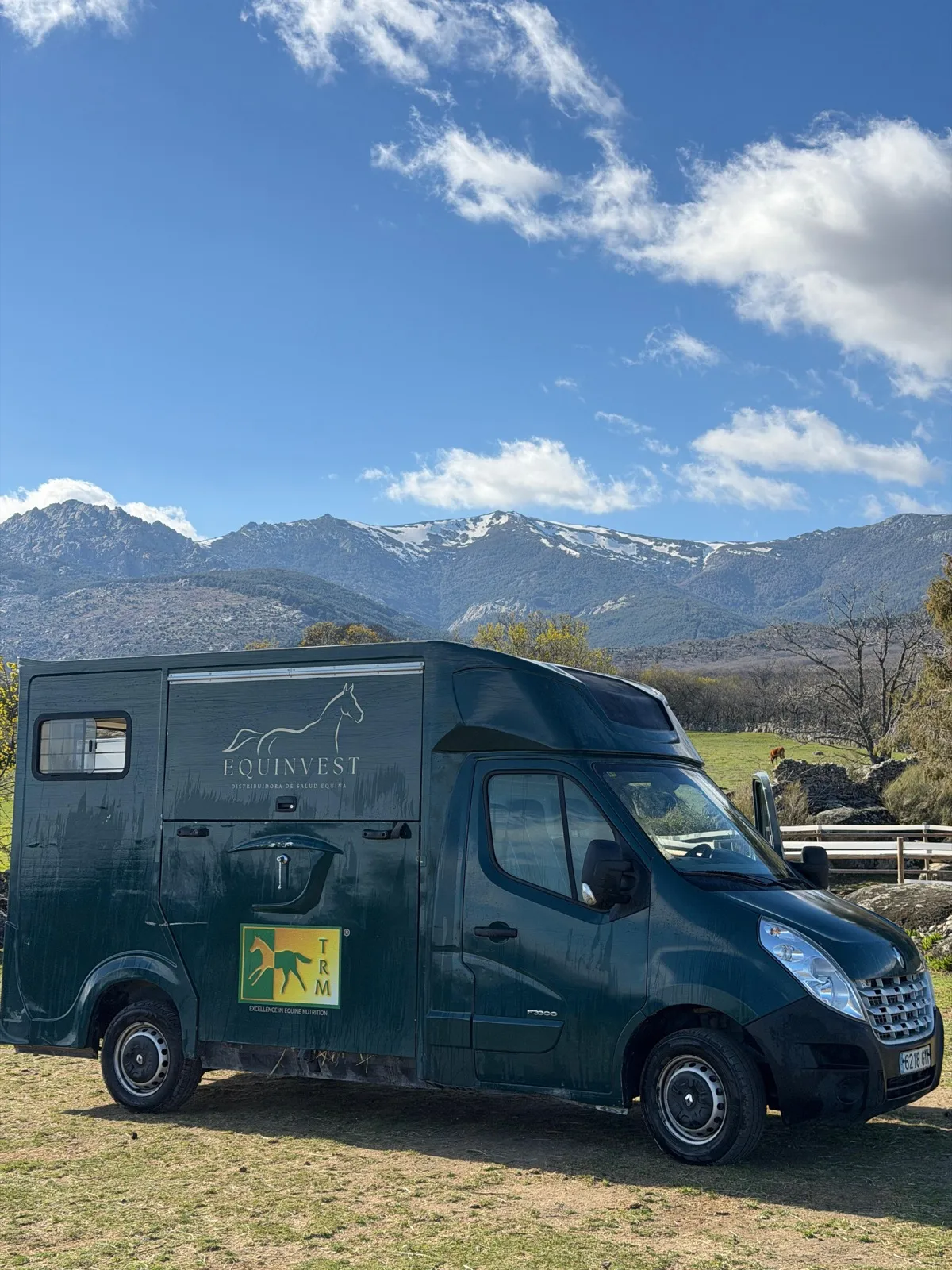 Renault Master verde con montañas