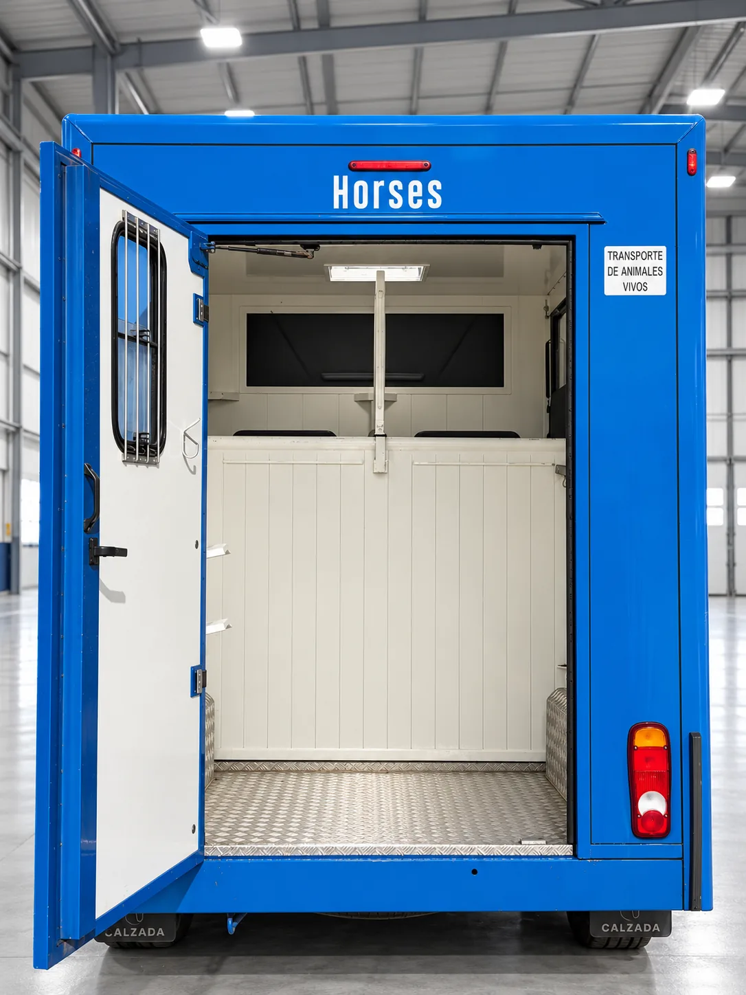 Furgoneta para caballos de nuestra flota